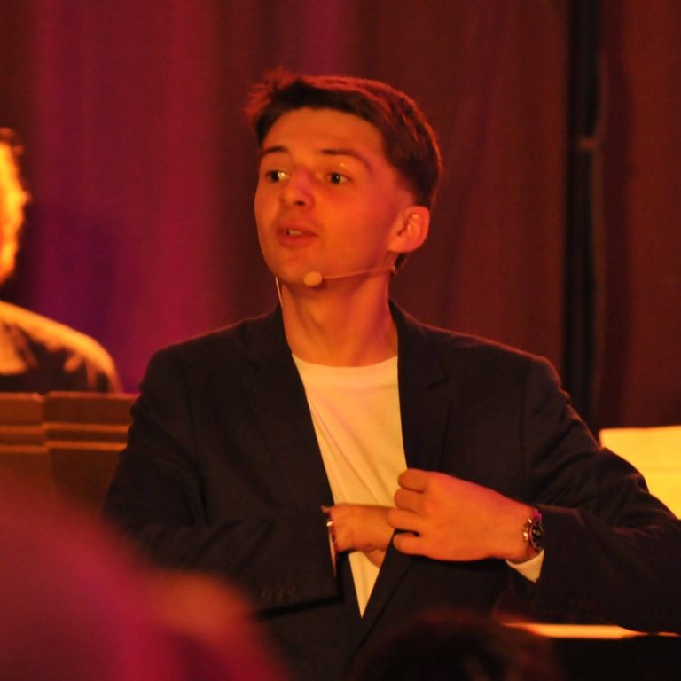 Soirée Cabaret Lucas sur scène en plein numéro de mentalisme